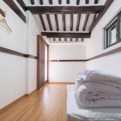 Отель Bibimbap Guesthouse сейф в номере