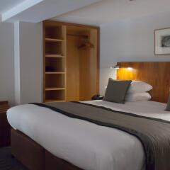 54 Queens Gate Hotel комната для гостей
