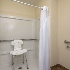 Отель Holiday Inn Express and Suites Lafayette East ванная фото 2