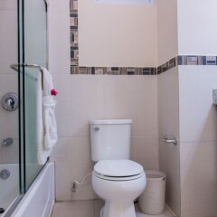 Отель Eight 24 by Pro Homes Jamaica Ямайка, Кингстон - отзывы, цены и фото номеров - забронировать отель Eight 24 by Pro Homes Jamaica онлайн ванная