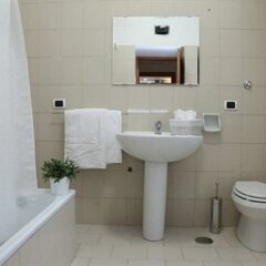 Отель Le Residenze Romane Италия, Рим - отзывы, цены и фото номеров - забронировать отель Le Residenze Romane онлайн ванная