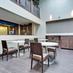 Отель Best Western Plus Port O'Call Hotel Канада, Калгари - отзывы, цены и фото номеров - забронировать отель Best Western Plus Port O'Call Hotel онлайн питание фото 2
