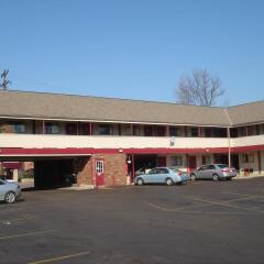 Отель German Village Inn Motel парковка