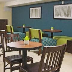 Отель La Quinta Inn & Suites Oshawa гостиничный бар
