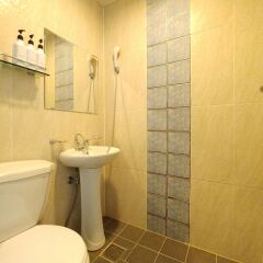 Отель Road Myeongdong Guesthouse Южная Корея, Сеул - отзывы, цены и фото номеров - забронировать отель Road Myeongdong Guesthouse онлайн ванная фото 2