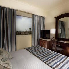 Отель Coral Beach Resort сейф в номере