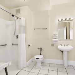 Отель Travelodge by Wyndham Downtown Chicago ванная фото 2