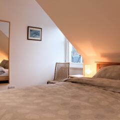 Отель 1 Bedroom Penthouse Apartment On Royal Mile Великобритания, Эдинбург - отзывы, цены и фото номеров - забронировать отель 1 Bedroom Penthouse Apartment On Royal Mile онлайн комната для гостей фото 4