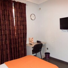 Отель Precinct Comfort Services, Yaba удобства в номере