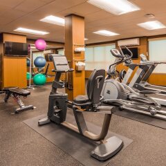 Отель BEST WESTERN PLUS Carlton Plaza Hotel Канада, Виктория - отзывы, цены и фото номеров - забронировать отель BEST WESTERN PLUS Carlton Plaza Hotel онлайн фитнесс-зал фото 3