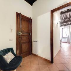 Апартаменты Elegant Apartment Behind The Colosseum Рим комната для гостей