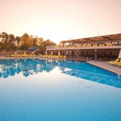Club Mermaid Village Турция, Аланья - 1 отзыв об отеле, цены и фото номеров - забронировать отель Club Mermaid Village - All Inclusive онлайн бассейн фото 2