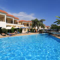 Jacaranda Hotel Apartments бассейн фото 2
