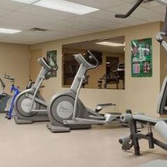Отель Travelodge by Wyndham Saskatoon фитнесс-зал фото 2
