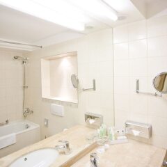 Отель Crowne Plaza Vilnius Литва, Вильнюс - 5 отзывов об отеле, цены и фото номеров - забронировать отель Crowne Plaza Vilnius онлайн ванная фото 2