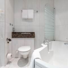 Отель AZIMUT Hotel Dresden Германия, Дрезден - 5 отзывов об отеле, цены и фото номеров - забронировать отель AZIMUT Hotel Dresden онлайн ванная