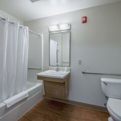 Отель HomeTowne Studios Columbus ванная