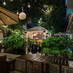 Отель Feung Nakorn Balcony Rooms and Cafe фото 16