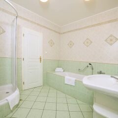 Отель FESTIVAL Hotel Apartments Чехия, Карловы Вары - отзывы, цены и фото номеров - забронировать отель FESTIVAL Hotel Apartments онлайн ванная фото 4