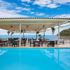 Отель Crystal Bay Beach Resort бассейн