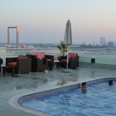 Westzone Plaza Hotel Apartments бассейн