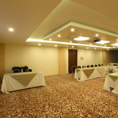 Отель Yatri Suites and Spa, Kathmandu Непал, Катманду - отзывы, цены и фото номеров - забронировать отель Yatri Suites and Spa, Kathmandu онлайн парковка