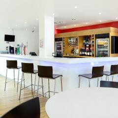 Travelodge London Central City Road Hotel гостиничный бар