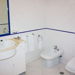 Отель Apartamentos Turisticos Algarve Mor Португалия, Портимао - отзывы, цены и фото номеров - забронировать отель Apartamentos Turisticos Algarve Mor онлайн ванная