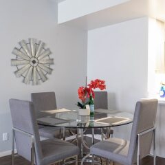 Отель Downtown Luxury Condos by Barsala в номере