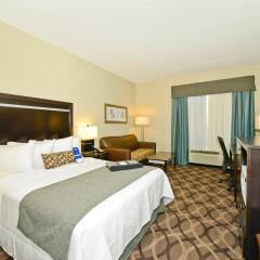 Отель Best Western Plus Travel Hotel Toronto Airport Канада, Торонто - отзывы, цены и фото номеров - забронировать отель Best Western Plus Travel Hotel Toronto Airport онлайн комната для гостей фото 3