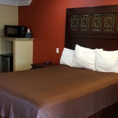 Отель Rodeway Inn Near La Live Хантингтон-Парк сейф в номере