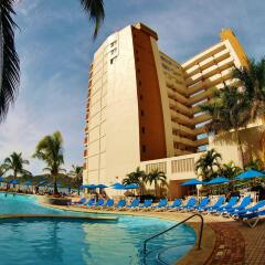 Отель Las Flores Beach Resort бассейн