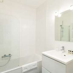 Отель Sweet Inn Apartment- Rue Belliard Бельгия, Брюссель - отзывы, цены и фото номеров - забронировать отель Sweet Inn Apartment- Rue Belliard онлайн ванная фото 2