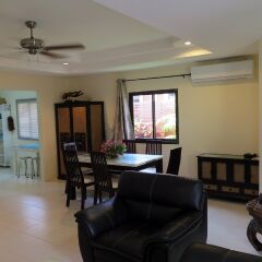 Отель Baan Kanittha - 4 Bedrooms Garden Villa комната для гостей