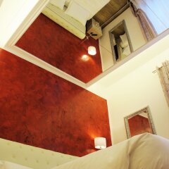 Отель Your Vatican Suite сейф в номере