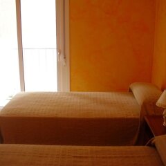 Отель Hostal Blanes La Barca Испания, Бланес - отзывы, цены и фото номеров - забронировать отель Hostal Blanes La Barca онлайн комната для гостей