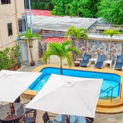 Отель Phratamnak Inn бассейн