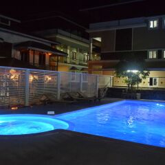 WEStay at the Grand Nyaung Shwe Hotel с домашними животными
