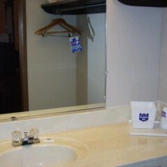 Отель Amerivu Inn and Suites ванная