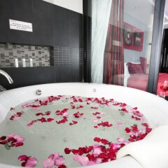Отель Absolute Bangla Suites сейф в номере