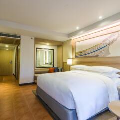 Отель Phuket Marriott Resort & Spa, Merlin Beach 5* Номер Делюкс разные типы кроватей