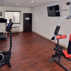 Отель Comfort Suites East фитнесс-зал