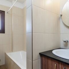 Отель Fig Tree Bay Villa 10 Кипр, Протарас - отзывы, цены и фото номеров - забронировать отель Fig Tree Bay Villa 10 онлайн ванная