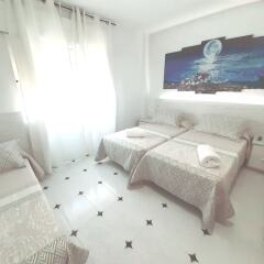 Отель Hostal Kokkola Испания, Фуэнхирола - отзывы, цены и фото номеров - забронировать отель Hostal Kokkola онлайн комната для гостей