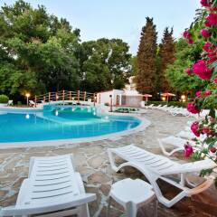 Ljuljak Hotel бассейн