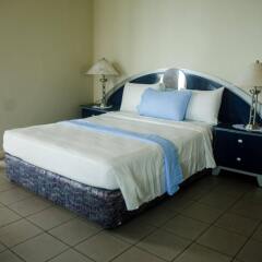 Отель Skymiles Beach Suite At Montego Bay Club Resort Ямайка, Монтего-Бей - отзывы, цены и фото номеров - забронировать отель Skymiles Beach Suite At Montego Bay Club Resort онлайн комната для гостей