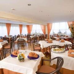 Quality Hotel Rouge et Noir питание