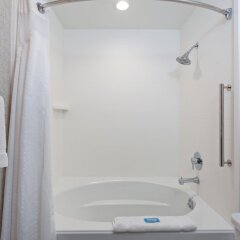 Отель Holiday Inn Express Los Angeles Airport, an IHG Hotel США, Лос-Анджелес - 9 отзывов об отеле, цены и фото номеров - забронировать отель Holiday Inn Express Los Angeles Airport, an IHG Hotel онлайн ванная