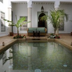Отель Riad Les Hibiscus бассейн