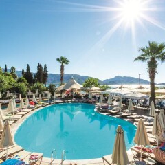 Sunrise Hotel бассейн